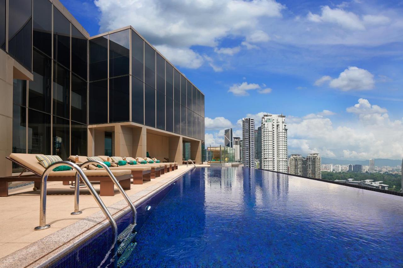 Pavilion Hotel Kuala Lumpur Managed By Banyan Tree Zewnętrze zdjęcie The Infinity Pool at the 36th floor of the hotel